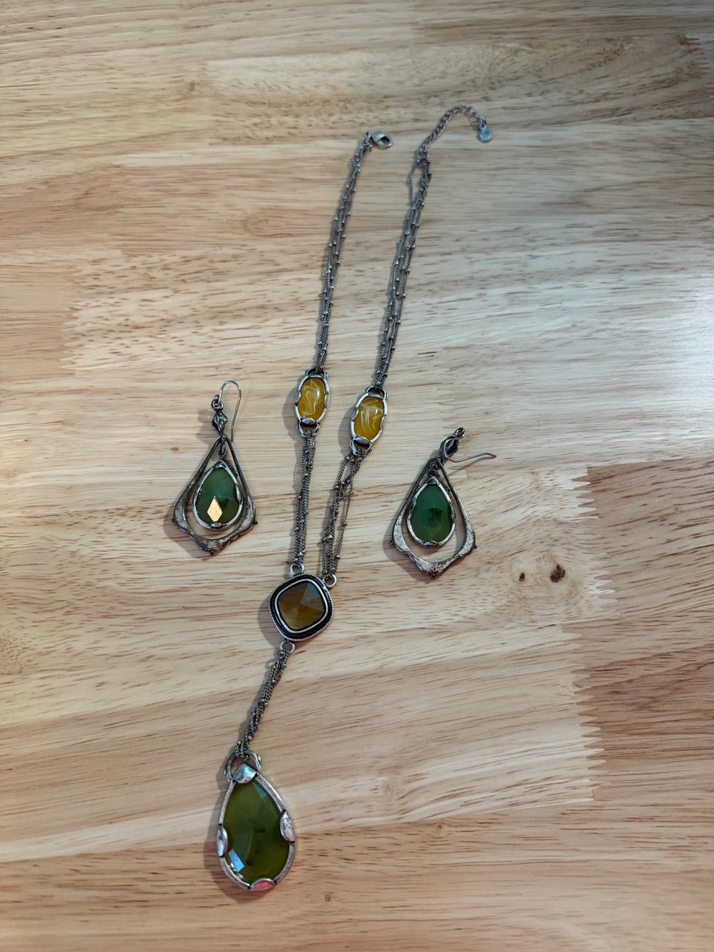 Womenβs Green Teardrop Pendant Necklace and Earrings Setβ